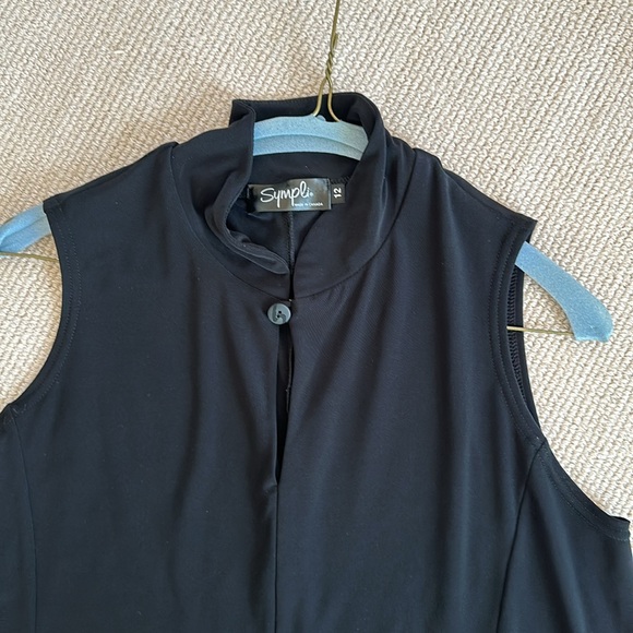 Top. Sleeveless - Picture 2 of 4